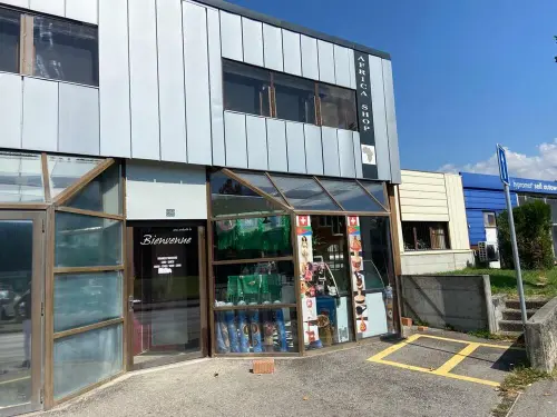 Bex - Local commercial au rez + étage 130 m2 pour magasin/commerce à Bex
