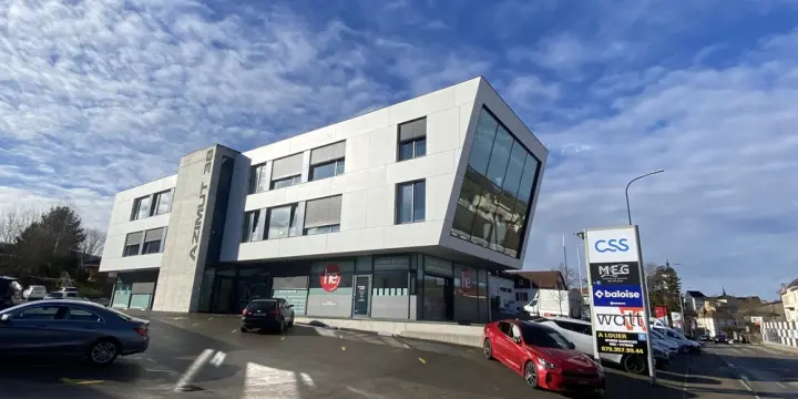 Magnifique espace commercial de 198 m2 modulable avec places de parc.
