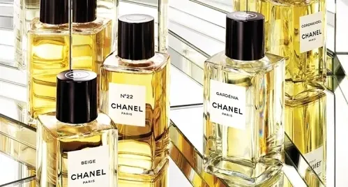 Le consultant dans la galerie de parfums à Geneve