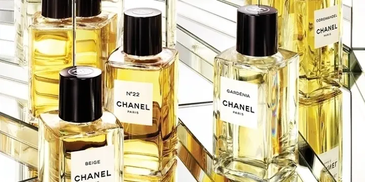 Le consultant dans la galerie de parfums