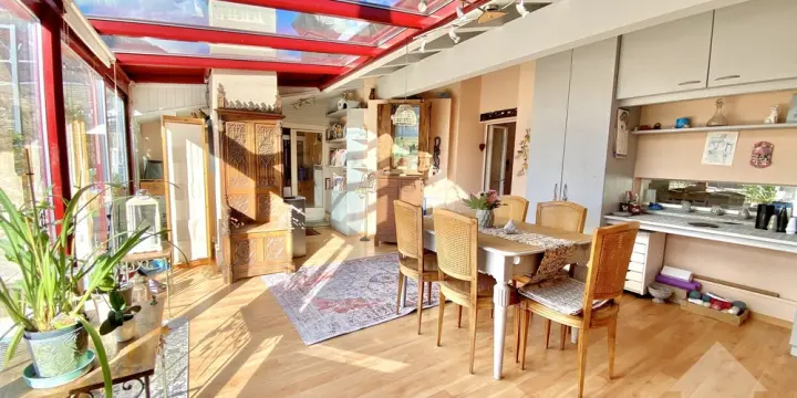 Spacieux attique au calme, parking, terrasse de 105 m2 et vue !