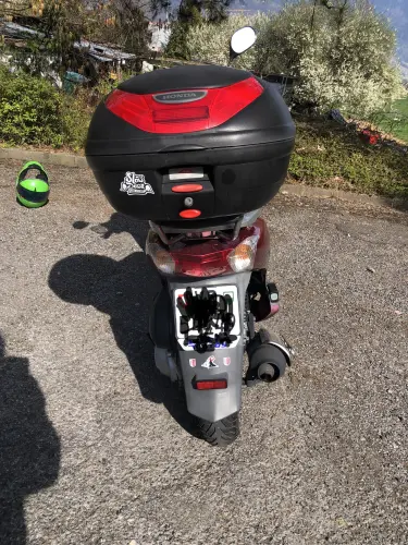 Honda Dylan 125 cm3 rouge à Villars-sur-Ollon