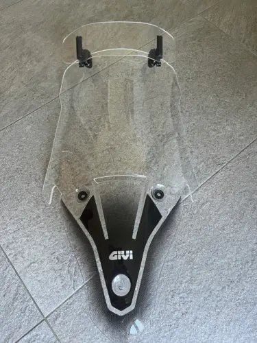 Pare brise Turing Givi avec déflecteur MRA pour Triumph Tiger Sport 800 ou 660 à Nyon
