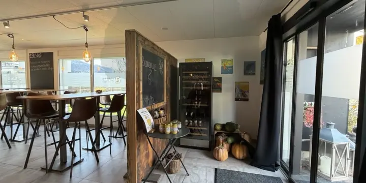 Bar entièrement équipé et actuellement loué à Courfaivre