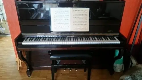 Piano droit noir Uhlmann à Genève