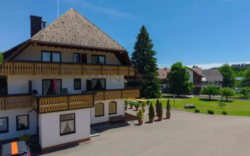 Traditionsreicher Gastbetrieb an Traumlage à Häusern