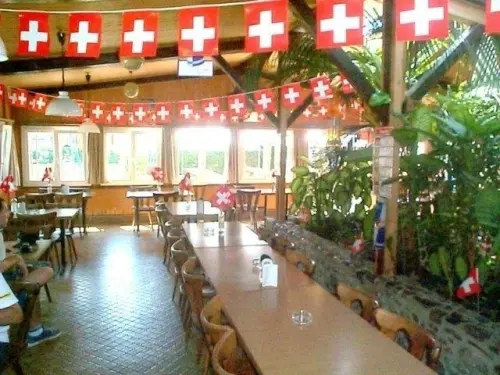 Tables et chaises de restaurant à Forel-Lavaux