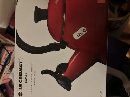 je vends une bouilloire rouge à Morges