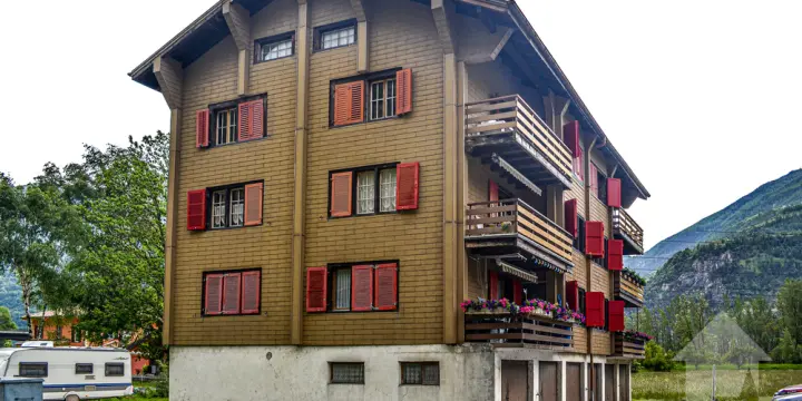 Appartement de 4,5 pièces de 80 m2 au 2ème étage d'un petit immeuble.