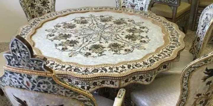 Salle à manger décorée avec mère de perle