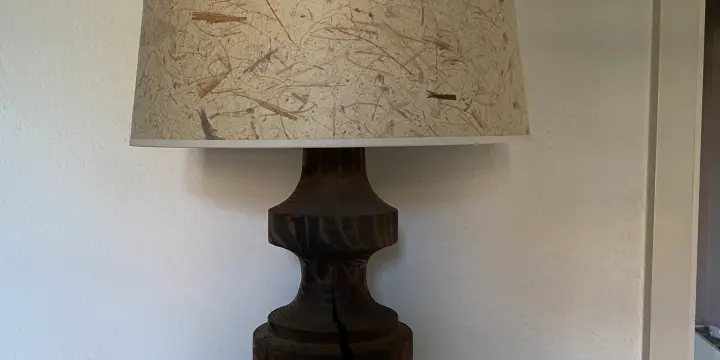 Lampe avec pied en bois