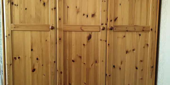 Armoire à vêtements