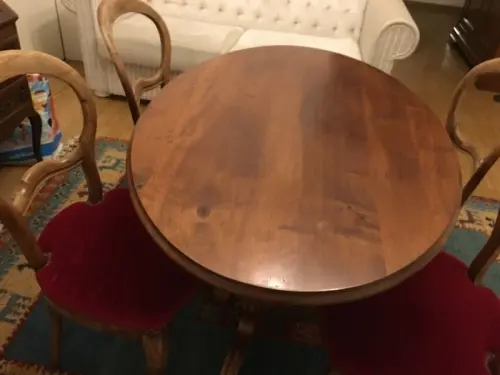 À vendre une table et 4 chaises ( produit d’antiqsuite) à Grand Saconnex
