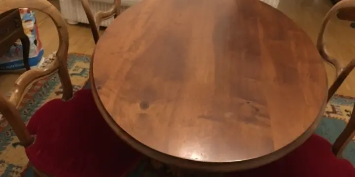 À vendre une table et 4 chaises ( produit d’antiqsuite)