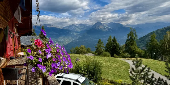 CHALET INDIVIDUEL AVEC VUE EXCEPTIONNELLE ET SANS VIS-À-VIS A BASSE NENDAZ
