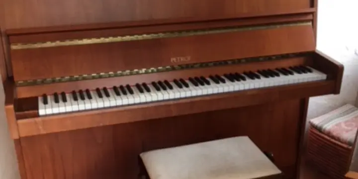 Piano droit Petrof