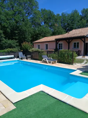 Location de vacance 6 personnes avec piscine privée au coeur du Périgord noir