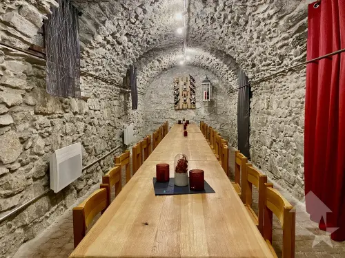 Immeuble de 5 appartements et un restaurant au centre du village !