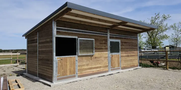 Écuries & Boxes pour Chevaux à Acheter - Boxes Extérieurs, Abri pour Chevaux