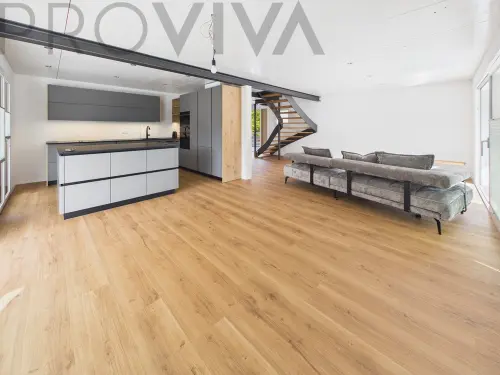 Modernes neues Haus mit grosszügigem Aussenbereich und viel Platz