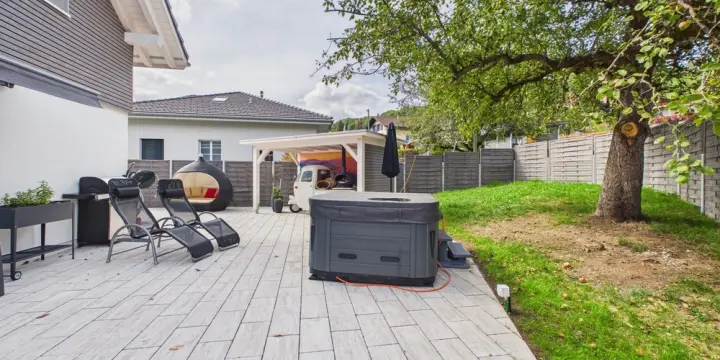 Modernes neues Haus mit grosszügigem Aussenbereich und viel Platz